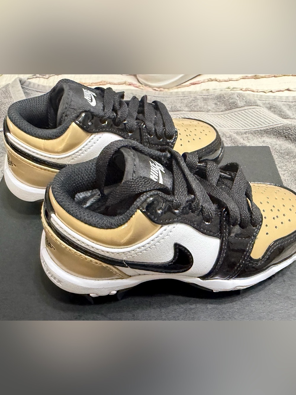 Brand New Kids' Air Jordan 1 Mid Molded Cleats – Metallic Gold/Black